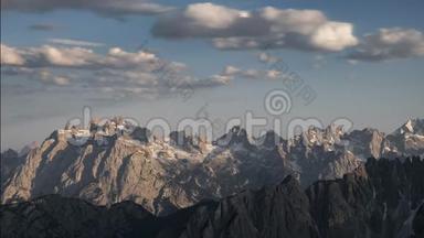 在意大利南部蒂罗尔，在<strong>夏季</strong>的第三峰的白云岩阿尔卑斯山，在<strong>下午</strong>，随着移动的云层，时间流逝
